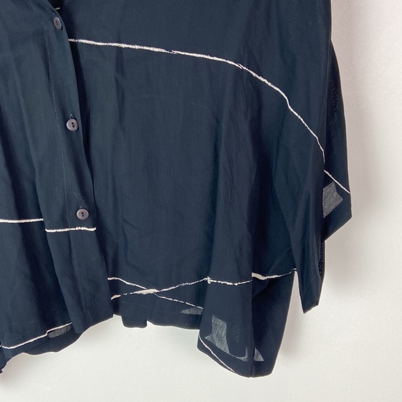 ✨3/$25✨ Animale Viscose Abstract Line Black Button Down - 4 - Picture 4 of 8